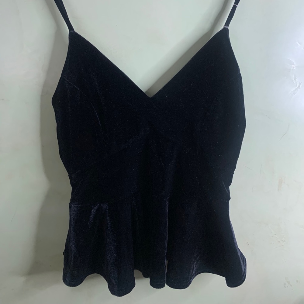 Low v-cut black believer top 💛